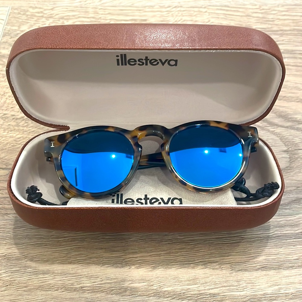 illesteva Leonard Sunglasses
Tortoise/Blue Mirror